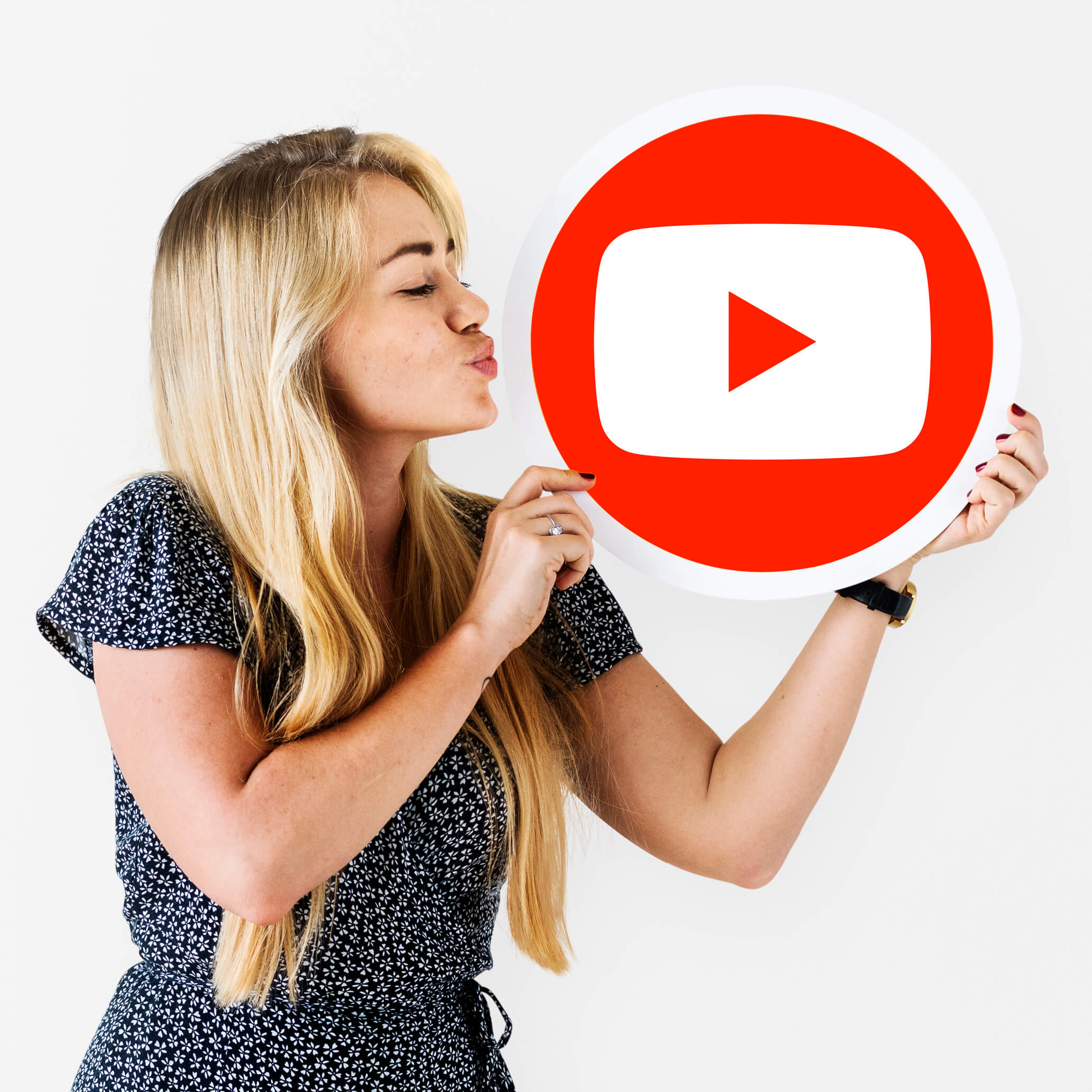 Девушка держит табличку YouTube
